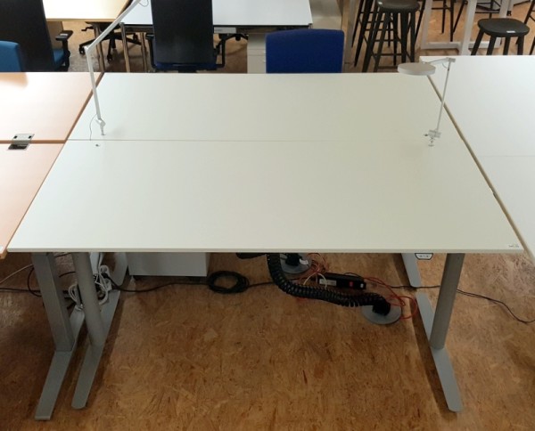 OMT - Steh-Sitz-Schreibtisch 180 cm, weiß + Lampe