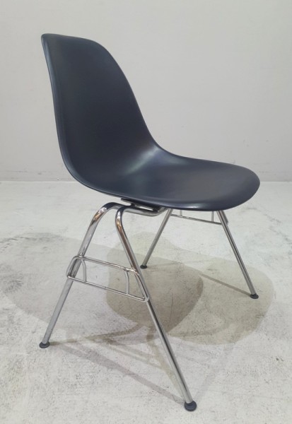 Vitra - Eames Plastic Side Chair DSS-N, schwarz